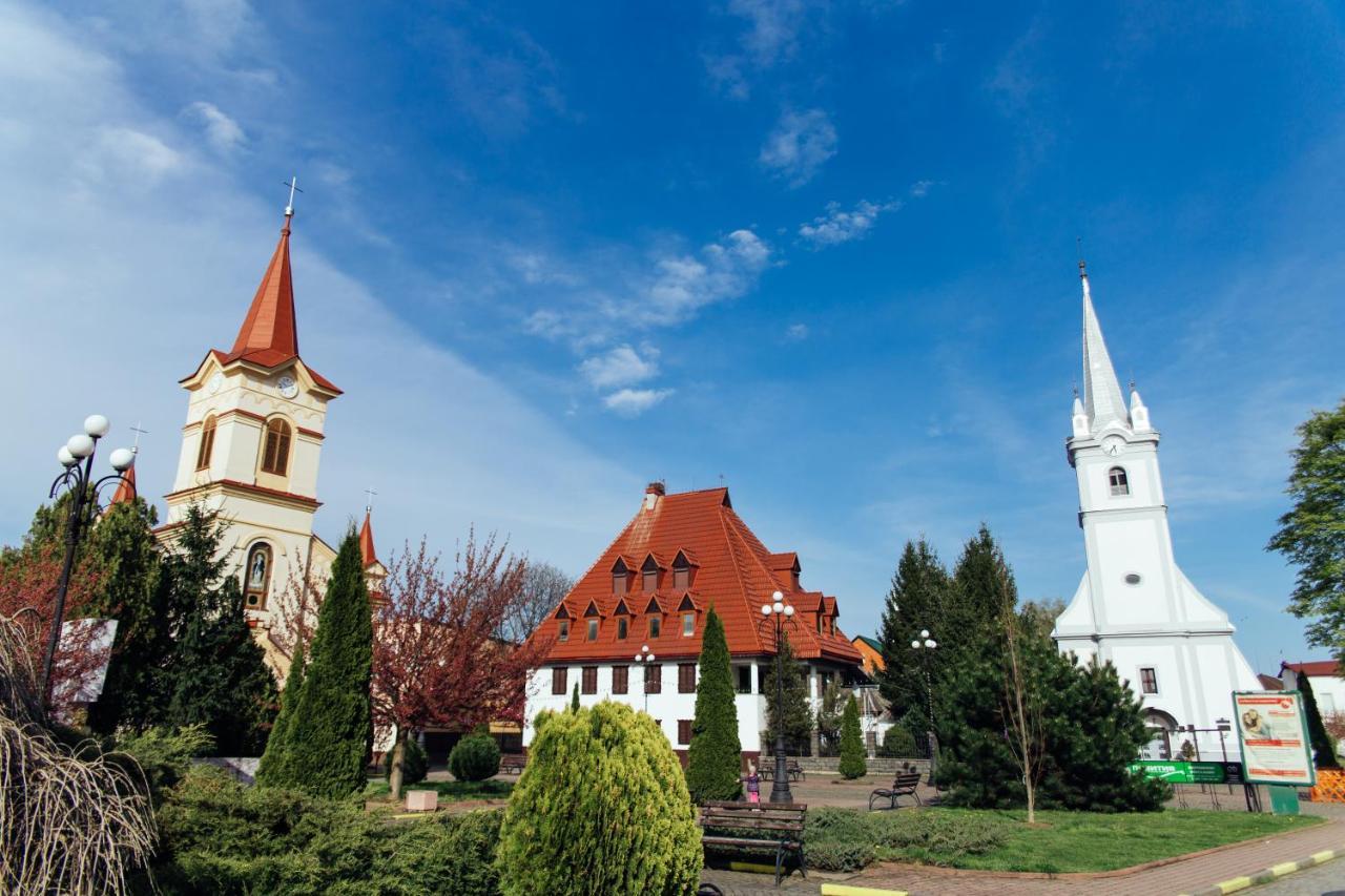 Готель Тячів Exterior photo