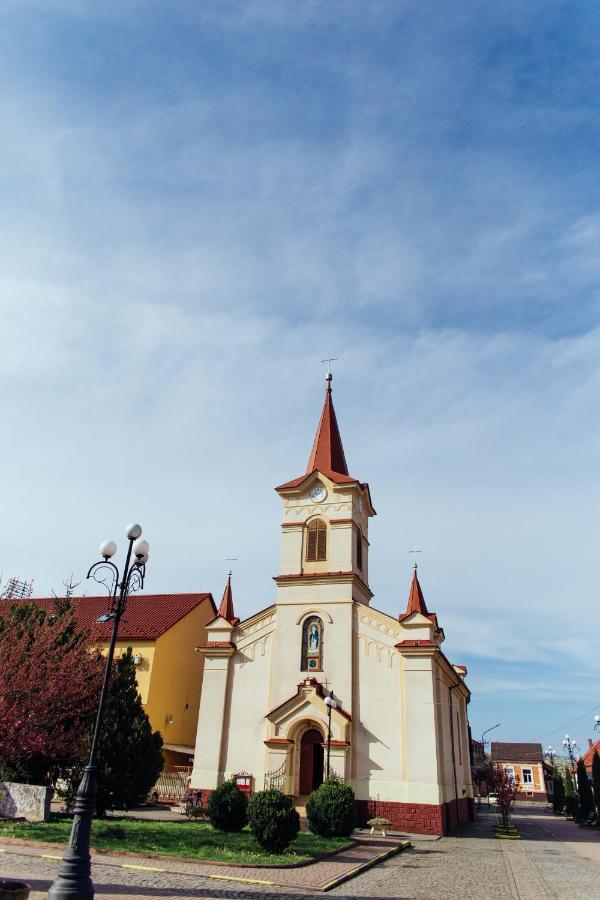 Готель Тячів Exterior photo